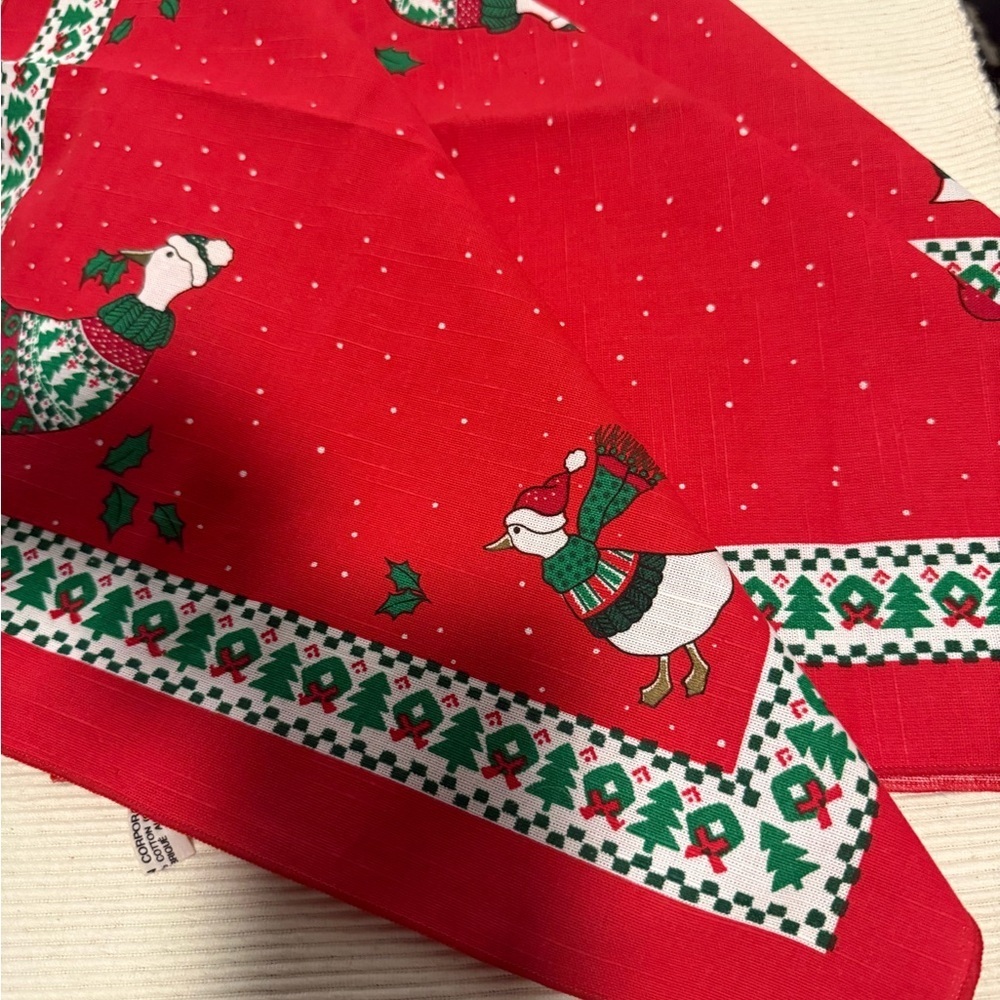 Vintage Festive Red and Green Dining Table Napkins (3)